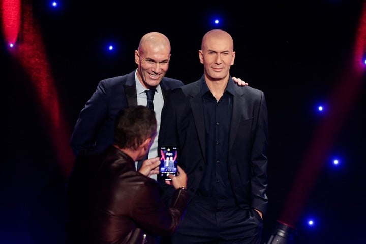 Zidane y su nueva estatua. (Foto: AFP)