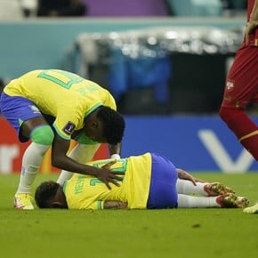Neymar salió llorando por una lesión pero Tite llevó calma: "Juega la Copa"
