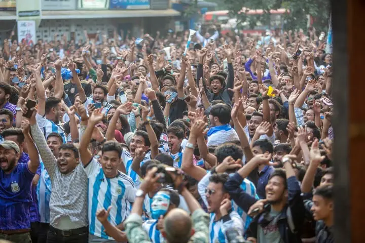 Así se gritó el gol de Messi en Bangladesh. EFE/EPA/MONIRUL ALAM