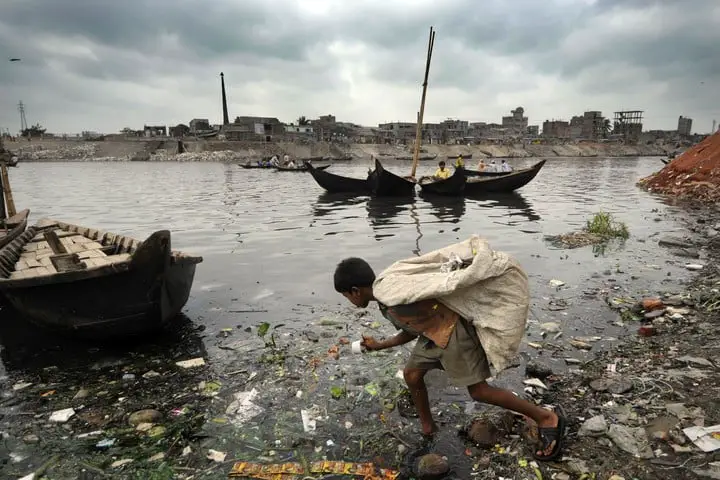 Pobreza, basura y contaminación: la realidad de Bangladesh. 