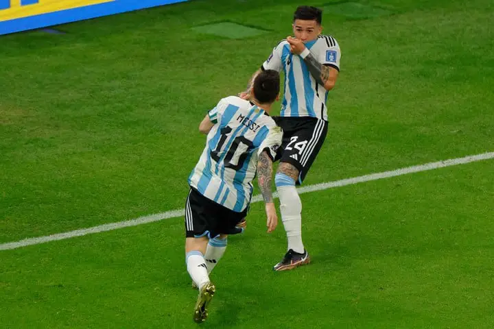 Messi llega al abrazo con Enzo (AFP).