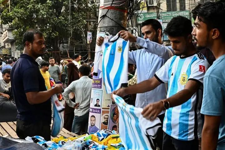  Los Bangladesíes no paran de comprar camisetas de la Selección.  Munir uz zaman / AFP)