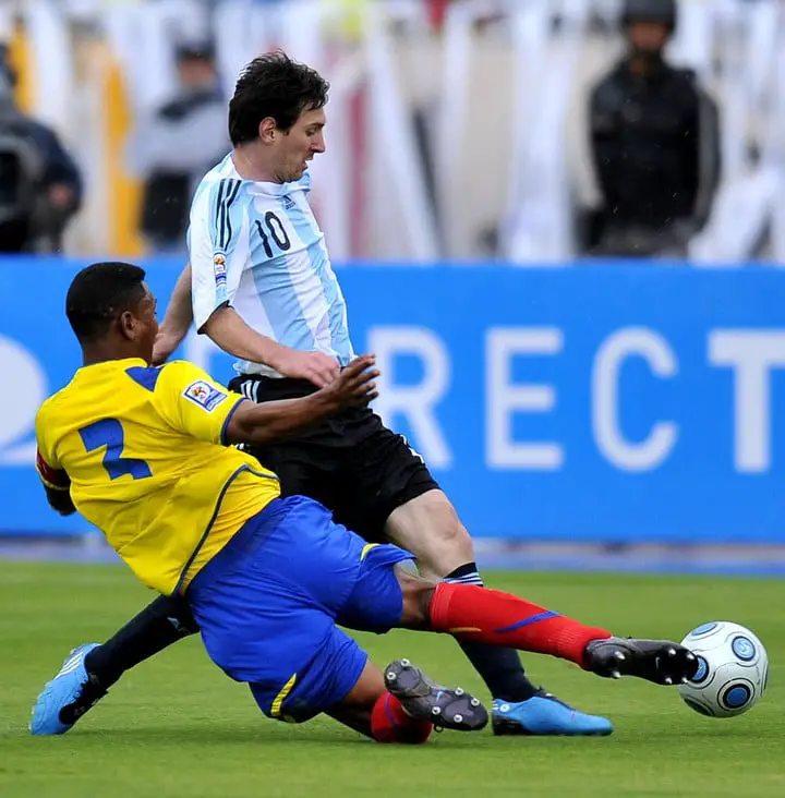 Hurtado marcando a Messi en 2010.