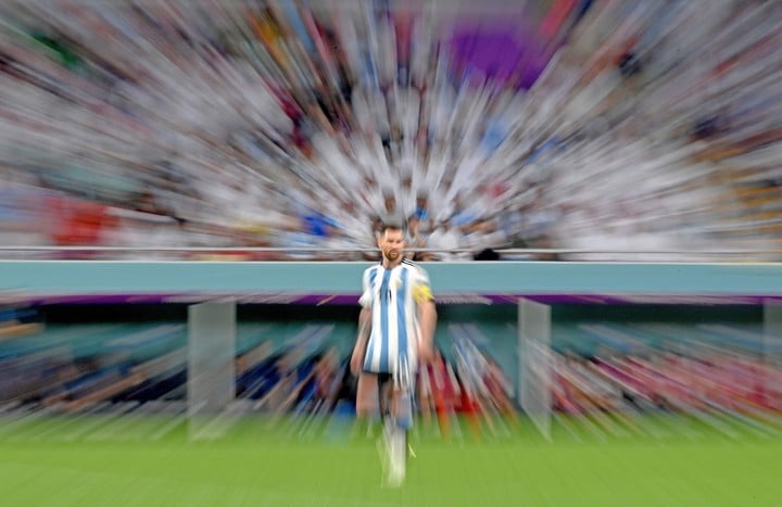 Messi, la bandera de Argentina en Qatar.