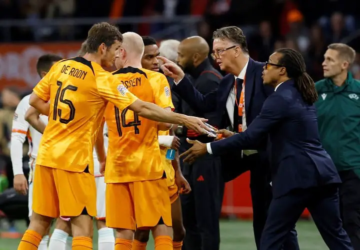 Dando indicaciones en pleno partido con Van Gaal. (REUTERS/Piroschka Van De Wouw)