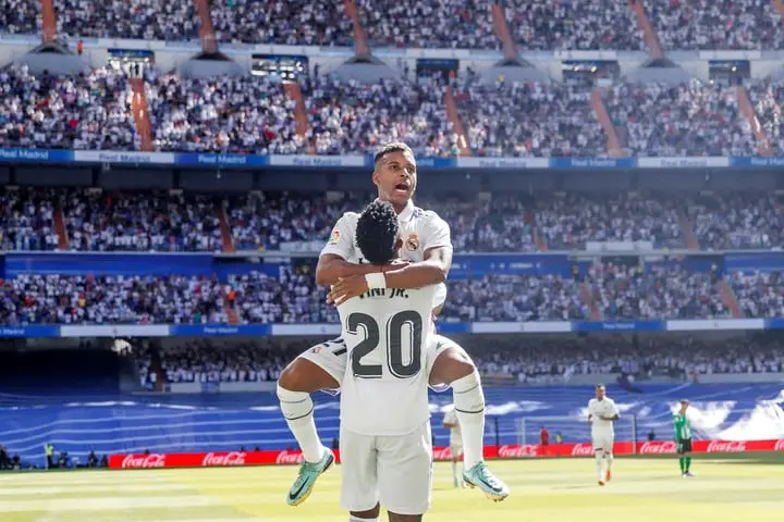 Abrazo de Vinicius y Rodrygo en el Bernabéu. 