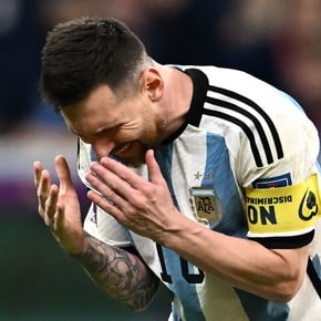 Messi explosivo: felicidad total y palos al árbitro y a Van Gaal