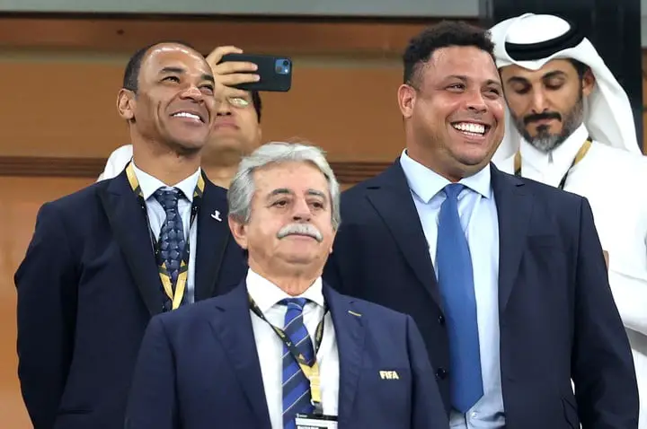 Cafú y Ronaldo viendo a Brasil en el Mundial. (EFE).