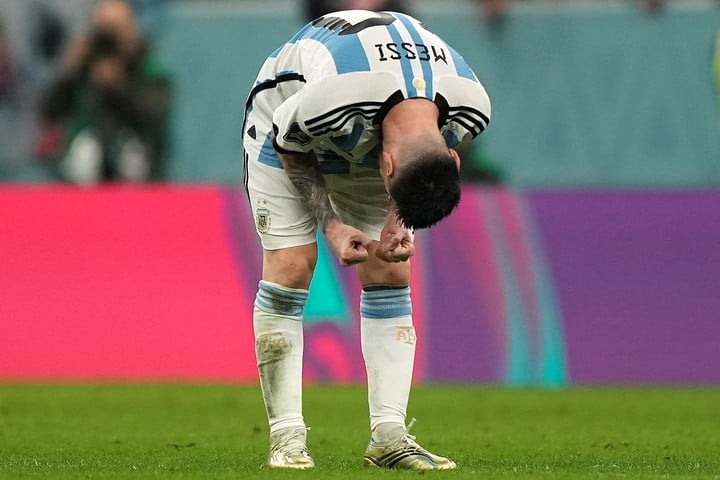 La reacción de Leo apenas terminó el partido. (AP Photo/Martin Meissner)
