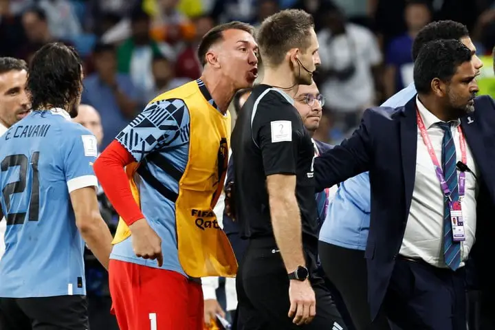 Fernando Muslera, uno de los que más reclamos le realizó a Siebert, tras la eliminación de Uruguay. (AFP / archivo).