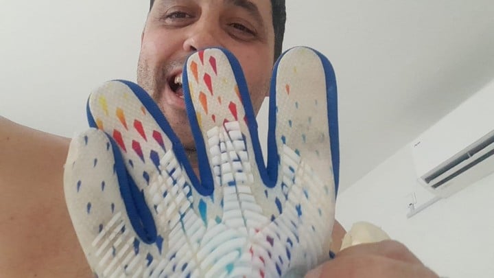 Hincha guantes Dibu Emiliano Martínez