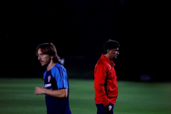 Zlatko Dalic y Luka Modric en la práctica. (EFE)