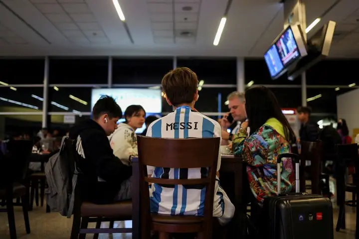 Cientos de hinchas argentinos viajaron a Qatar. REUTERS.