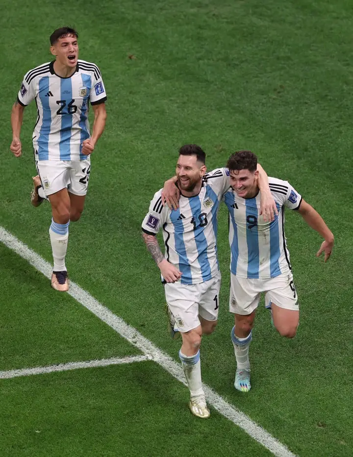 Julian Alvarez, Lionel Messi y Nahuel Molina (Foto: EFE).