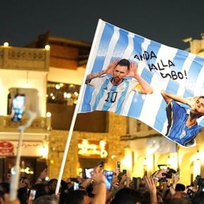 El banderazo argentino más grande de Qatar previo a la final con Francia