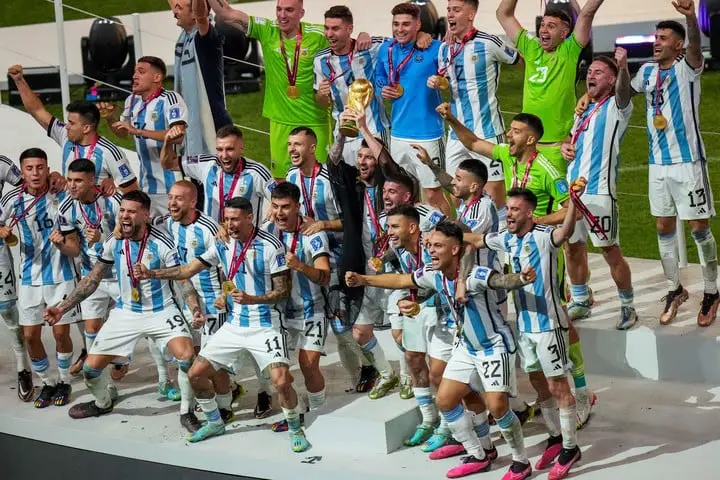 Jugadores de Argentina levantan la Copa. Foto: AP Photo/Francisco Seco