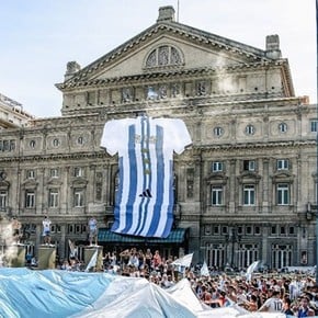 La camiseta Argentina más grande del mundo en el Teatro Colón