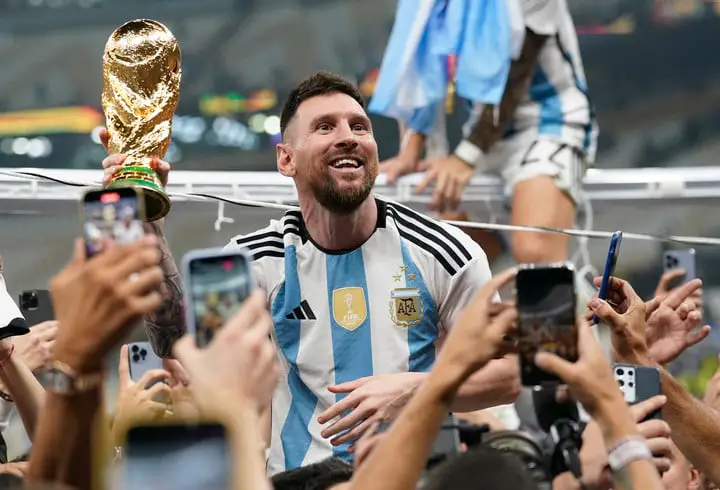 Messi, llevado en andas, en pleno Lusail, trofeo en mano (Foto: Fernando de la Orden / Enviado Especial).