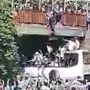 Video: dos personas se tiraron de un puente sobre el micro