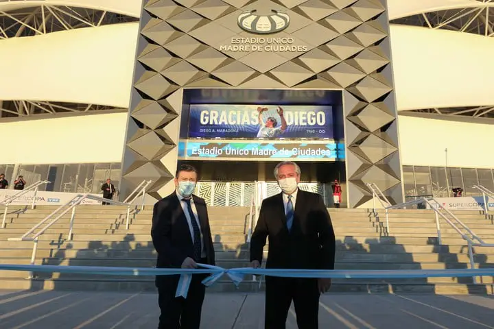 El presidente Alberto Fernández en el Estadio Único "Madre Ciudades" junto al gobernador Gerardo Zamora.
