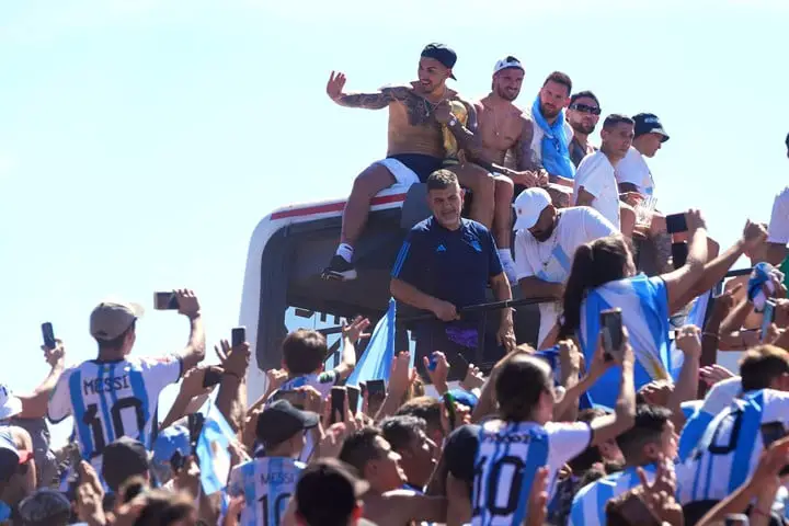 La caravana de la Selección por Buenos Aires. (Foto: AP)