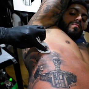 La locura por Messi se lleva en la piel: tatuajes a full en Rosario