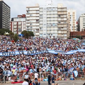 Una multitud con el Dibu Martínez en Mar del Plata