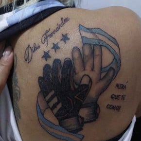 Insólito: el increíble error en un tatuaje en honor al Dibu Martínez