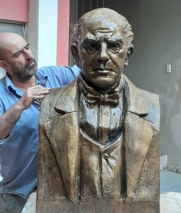 Eduardo Noé, el escultor que realizó la estatua de Mouzo (@eduardocarlosnoe).