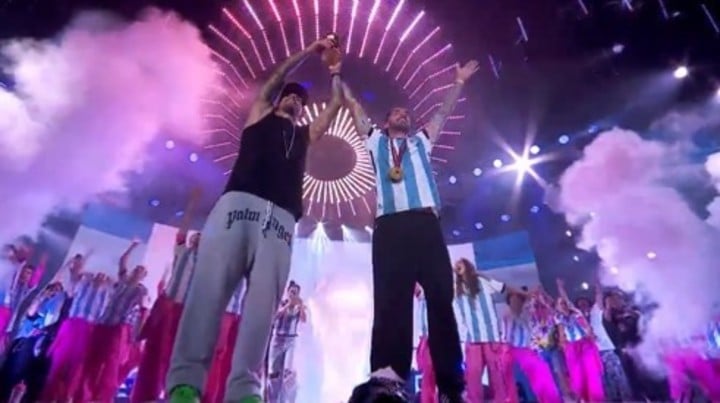 De Paul y Paredes estuvieron en el show de Tini con la Copa del Mundo.