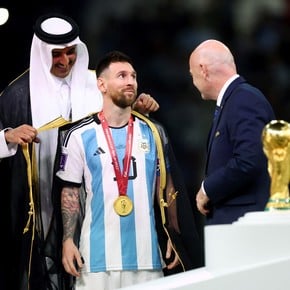 La oferta millonaria que recibió Messi por el bisht que le puso el Emir de Qatar
