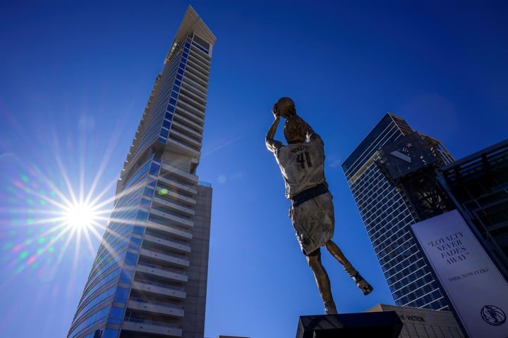"La lealtad nunca se desvanece", la frase elegida en la inauguración de la estatua de Nowitzki. (REUTER)