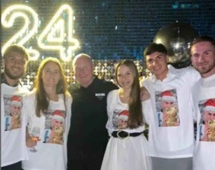 La familia completa: los Mac Allister posaron con las divertidas remeras de Alexis con un gorrito navideño y la copa. (Instagram)