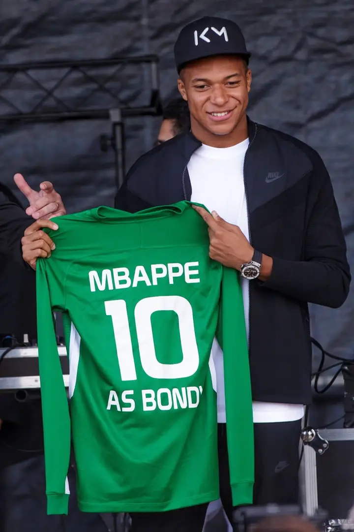 Mbappé posa con la camiseta del Bondy. Foto: EFE.