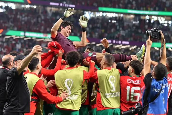 Doha (Qatar), 06/12/2022.- Players of Morocco cheer their goalkeeper Yassine Bounou for his penalty kick saves after the FIFA World Cup 2022 round of 16 soccer match between Morocco and Spain at Education City Stadium in Doha, Qatar, 06 December 2022. (Mundial de Fútbol, Marruecos, España, Catar) EFE/EPA/Mohamed Messara