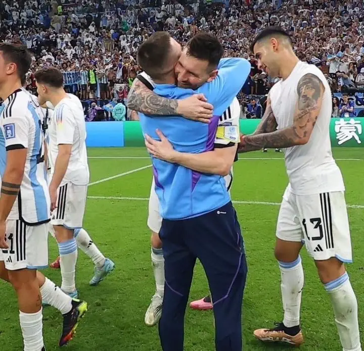 El abrazo de Lo Celso con Messi.