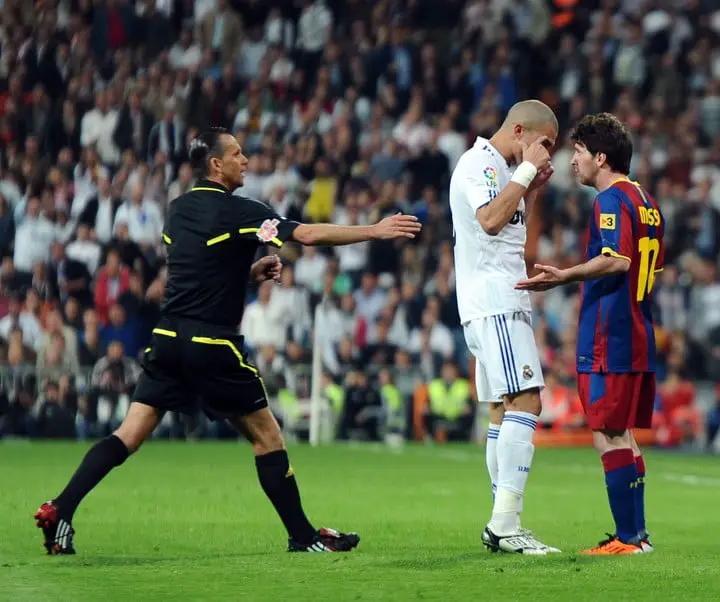 Cuando jugaban en España, Pepe ya tenía actitudes brutas e intimidantes con Messi (AFP PHOTO / Dominique Faget).