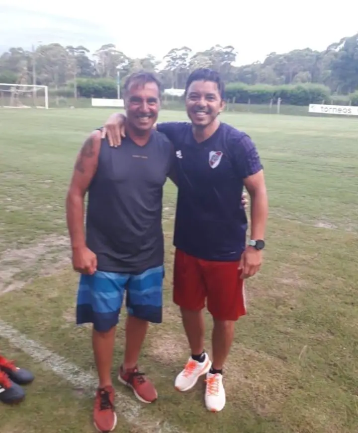 Borrelli junto a Gallardo, ex compañeros como futbolistas y con diálogo constante como entrenadores de Primera y Reserva de River.