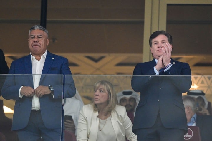 Alejandro Domínguez con Chiqui Tapia, antes de Argentina-Francia. (Photo by JUAN MABROMATA / AFP)