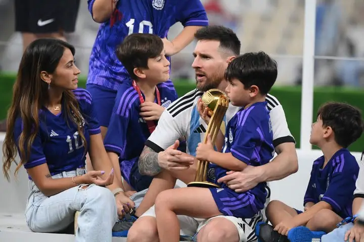 Messi junto a Antonela y sus hijos en plena celebración. (AFP)