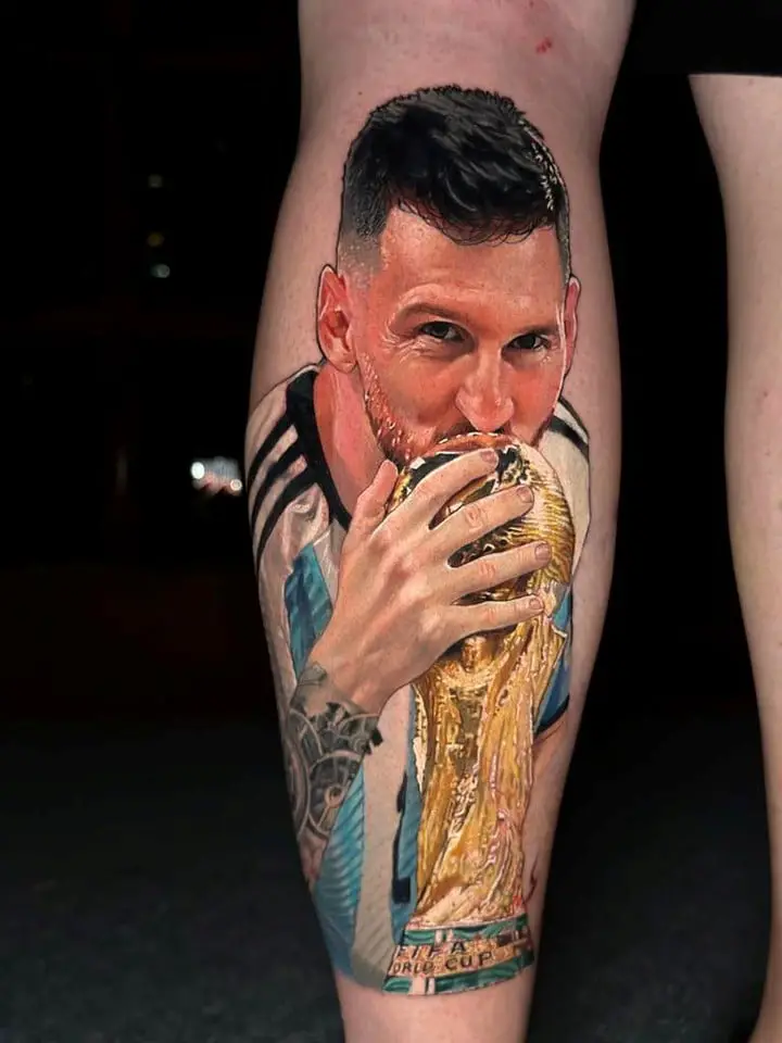 Tatuaje de Leo con la Copa en la pierna de un fan.