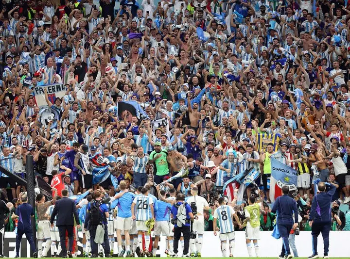 La banda argentina corea la canción partido tras partido. Foto: EFE/EPA