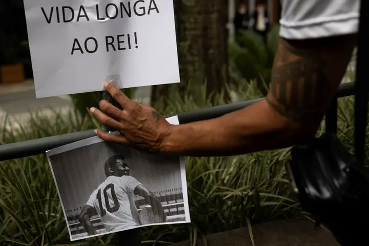 Hinchas del Santos hacen una vigilia en el hospital en el que está internado Pelé (EFE). 
