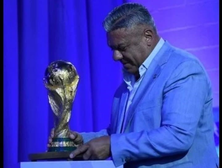Claudio Tapia coloca con cuidado la Copa del Mundo en el inicio de la Asamblea en Ezeiza.