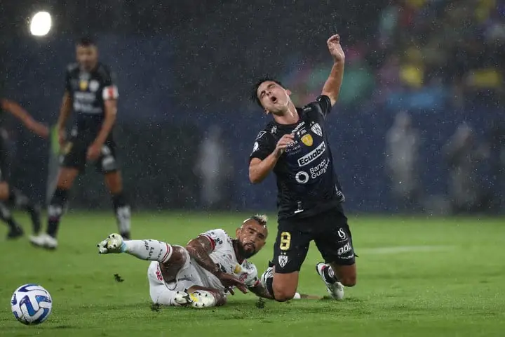 Vidal tuvo varias entradas fuertes. Foto:  EFE/ José Jácome
