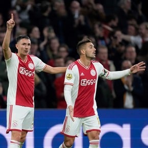 El particular reconocimiento que le hicieron a Tadic por llegar a los 100 goles en el Ajax