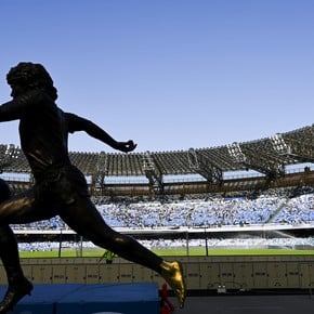 Polémica en Italia: sacaron la estatua de Maradona en el estadio del Napoli