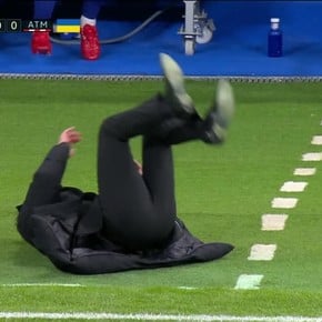 Video: Simeone se cayó y quedó patas para arriba