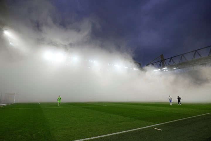 El humo de los fans del Hertha cubrió la cancha.