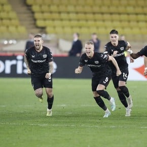 En un partido para el infarto, el Bayer Leverkusen de Hincapié eliminó al Monaco por penales
